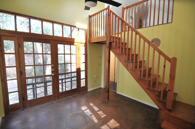 Building Photo - Rare opportunity!