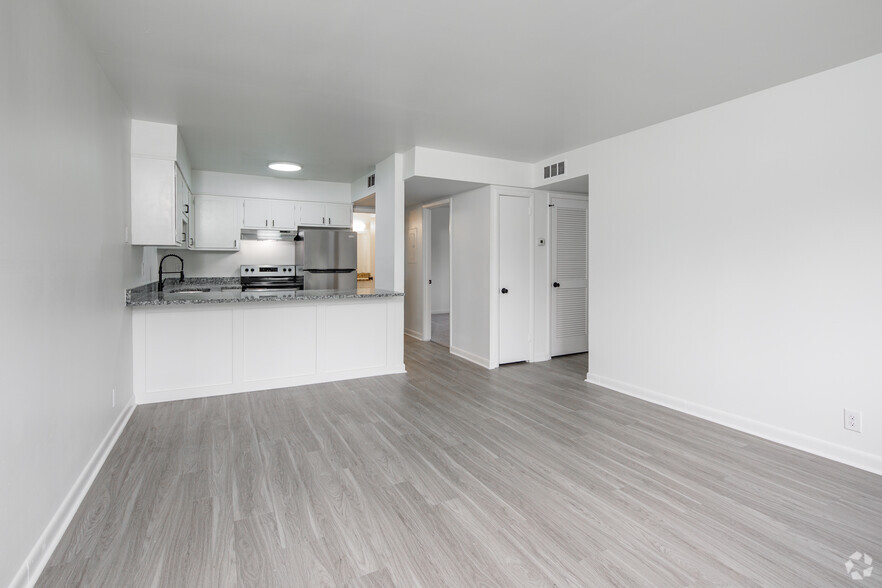 2BR, 1BA - 750SF - Living Room - Elmington Park Flats