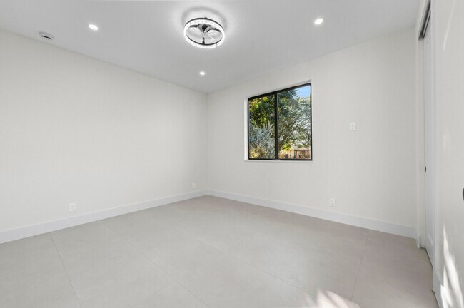 Building Photo - 621 NW 42nd Ave