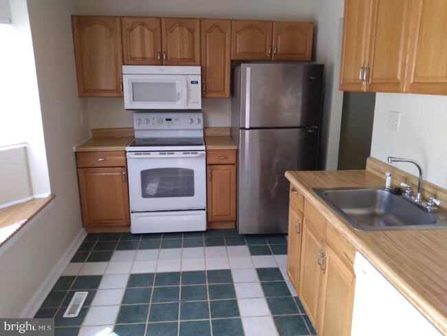 Building Photo - 39 Wayside Ct