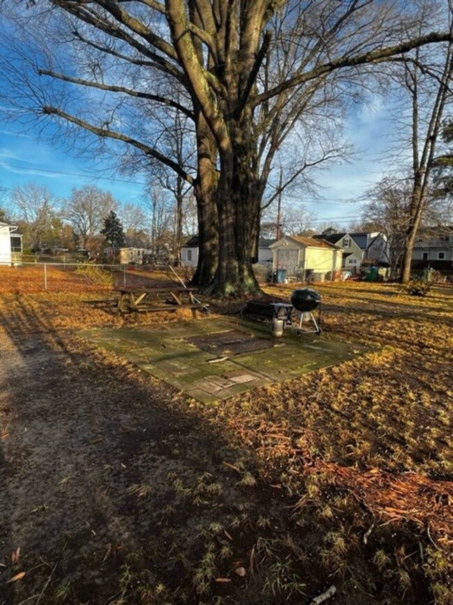 Building Photo - -- 3 BR/ 1 BA Three Bedroom Ranch House