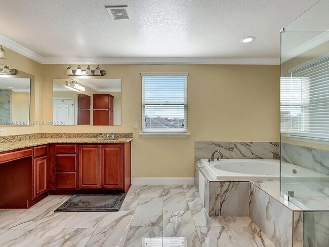 Building Photo - 1018 SW Eckard Ave