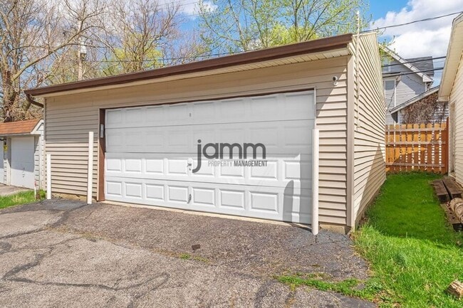 Building Photo - 1695 Glenmont Lower