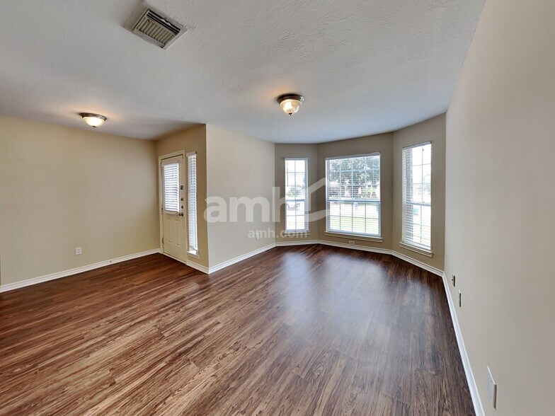 Building Photo - 2218 Shady Pine Dr