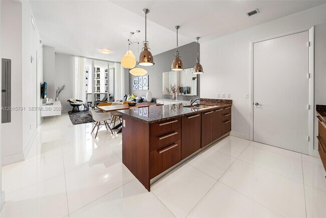 Building Photo - 15901 Collins Ave