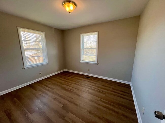 Building Photo - 3 Bedroom Duplex near Murfreesboro City Center! *Large Carport*