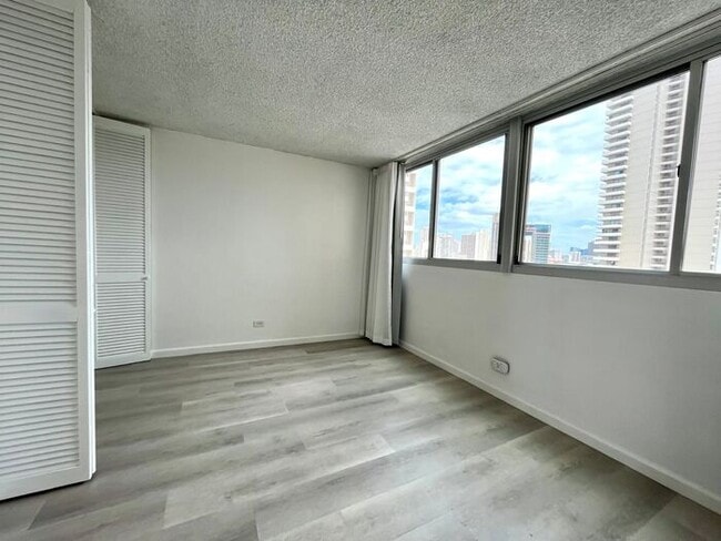 Building Photo - Large 2 Bed, 2.5 Bath Condo in the Ala Wai Plaza with 1 Parking