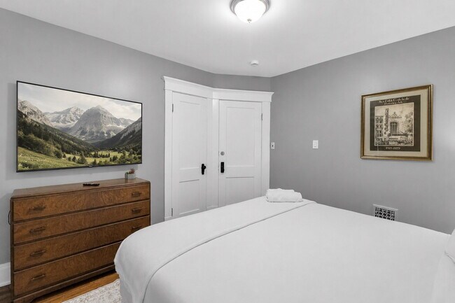 Building Photo - Furnished 3-Bedroom, 2-Bath Upper Unit in North Buffalo