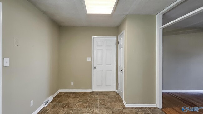 Building Photo - 712 Larry Dr