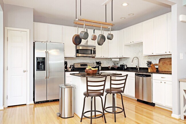 Building Photo - Spring Creek Living! Pet-Friendly Townhome