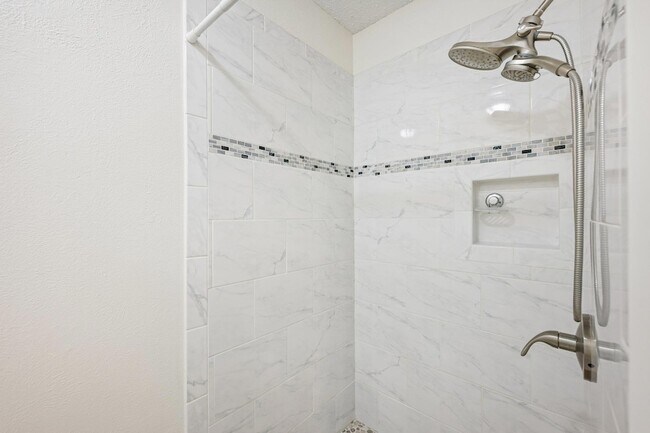 Building Photo - 2717 Charlesworth Dr