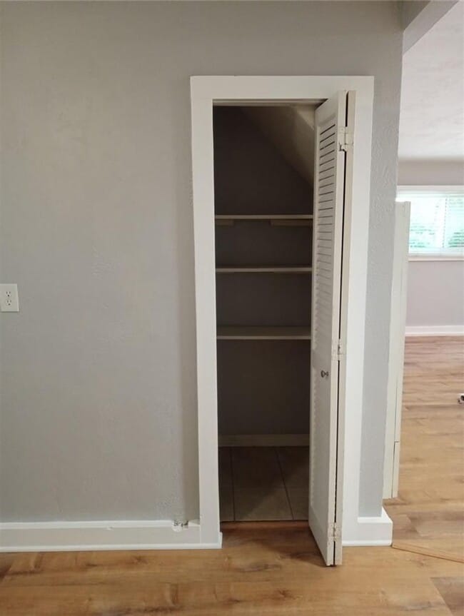 Building Photo - Fully Remodeled 1 bath Washer /Dryer