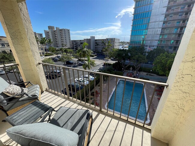 Building Photo - 400 N Riverside Dr