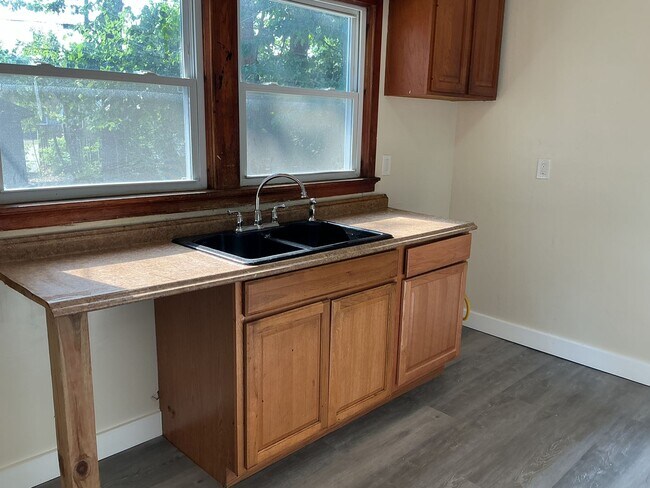 Building Photo - 4 Bedroom Single Family Home