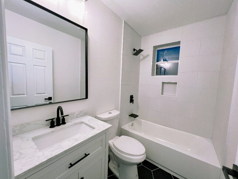 Building Photo - 720 E 41st St