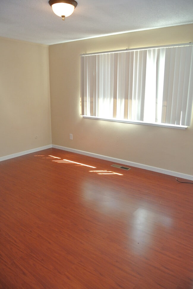 Building Photo - Beautiful 3 Bedroom / 2 Bathroom Pittsburg...