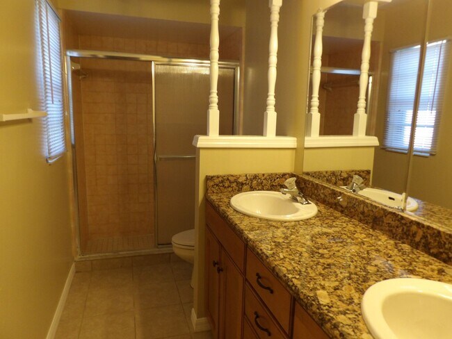 Building Photo - 4 BEDROOM JUST 5 Min to I-4 EXIT 111,  Bea...