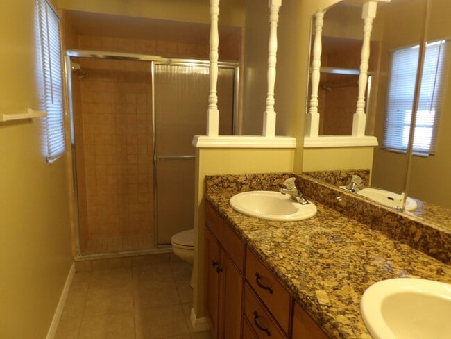 Building Photo - 4 BEDROOM JUST 5 Min to I-4 EXIT 111,  Beautiful Back Yard with  large Screen Porch!