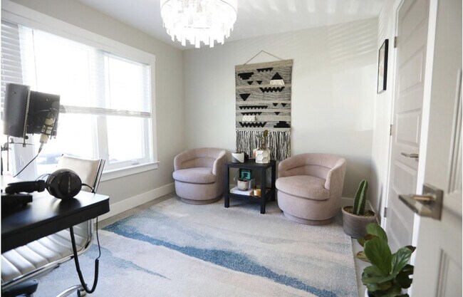 Building Photo - 3 Bed, 3.5 Bath Home w/ 2 Car Garage and Lake Views