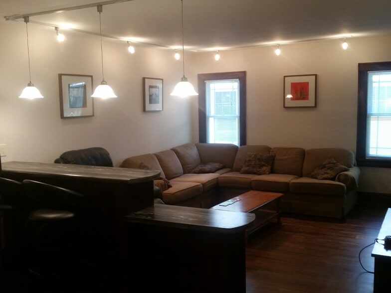 Living Rm - 936 Drake St