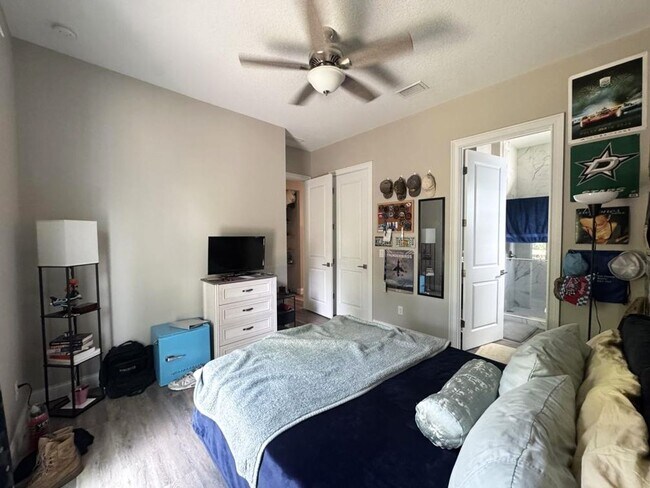 Building Photo - 4 Bedroom in Tomoka View