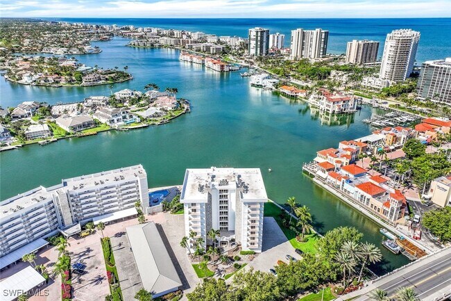 Building Photo - 250 Park Shore Dr