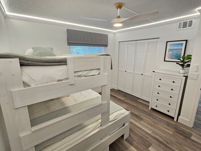 Building Photo - Gorgeous Seasonal Short-Term 2 Bedroom 2 Bathroom 2nd Floor Condo with Golf Transfer at Farmingto...