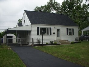 Building Photo - **3-BEDROOM CAPE COD IN NORTH COLUMBUS!!**