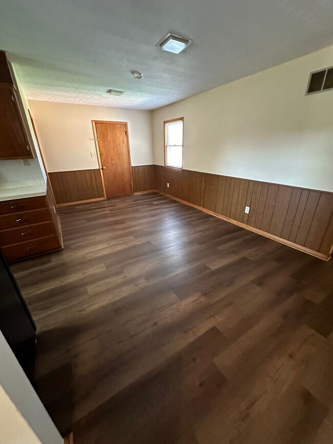 Building Photo - 3 Bedroom, 1.5 Bathroom House