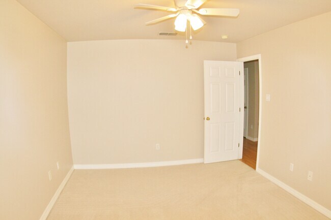 Building Photo - 4 Bed Home, 3 Car Garage! Zia School Distr...