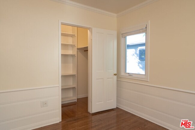 Building Photo - 2401 Meadow Valley Terrace