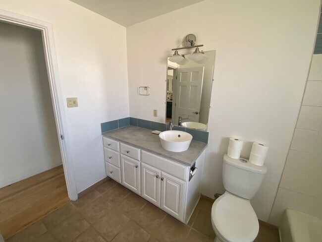 Building Photo - Large 4-Bedroom