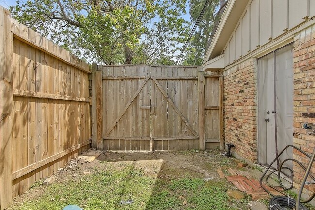 Building Photo - 1719 Longhorn Dr