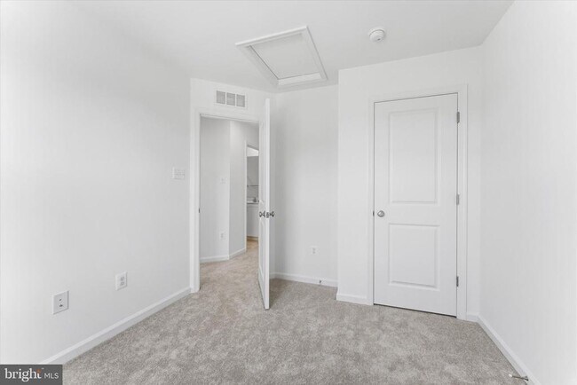 Building Photo - 501 Fontana Cir