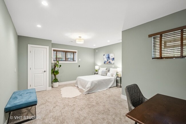 Building Photo - 3125 S Giles Ave