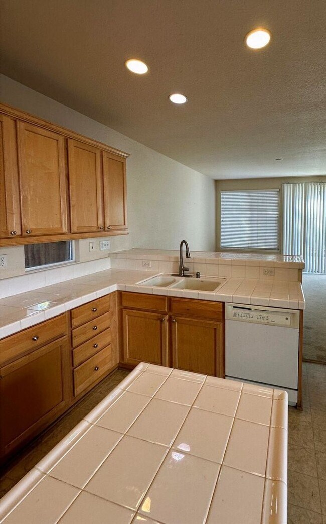 Building Photo - Charming 4-bedroom, 2.5-bathroom home