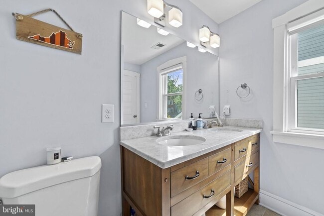 Building Photo - 102 E Linden St