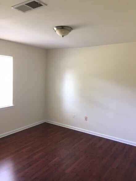Building Photo - 2409 E Birch Dr
