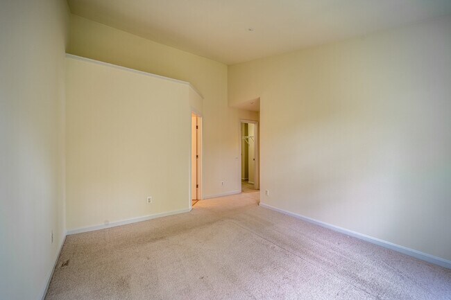 Building Photo - 2-level condo, conveniently located
