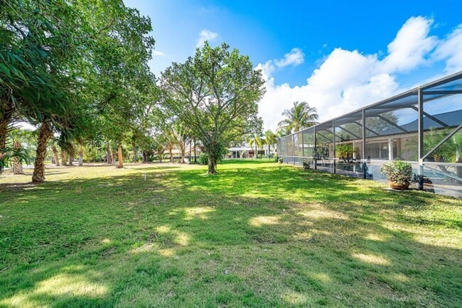 Building Photo - 417 N Country Club Dr