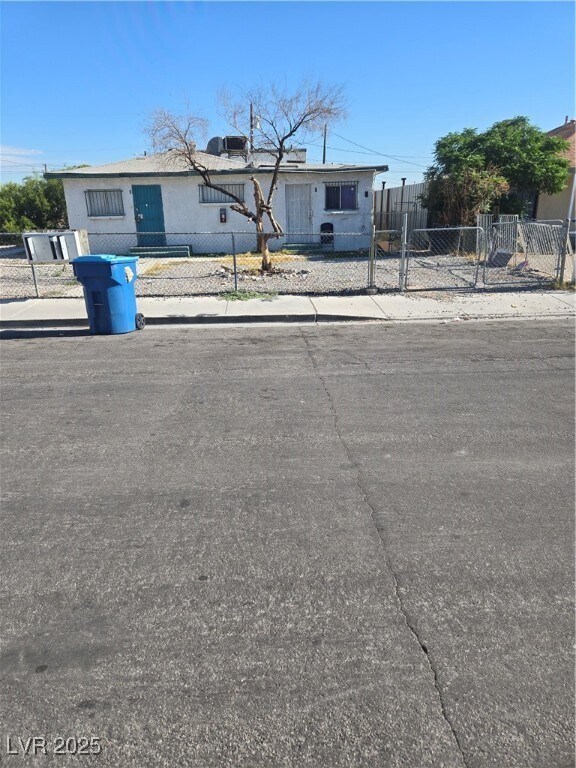 Building Photo - 622 W McWilliams Ave