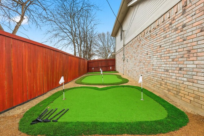 Building Photo - 2 St Charles Pl