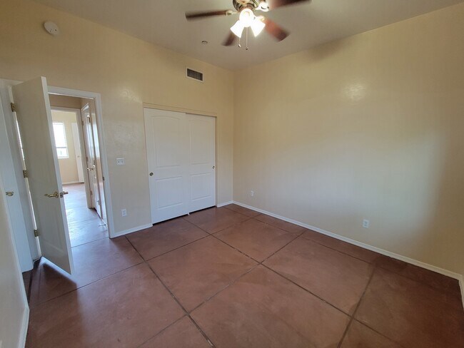 Building Photo - 3331 E Bermuda St