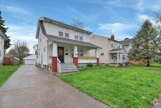 Building Photo - Stylishly Renovated 4 Bed, 2 Bath Single-F...