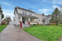 Building Photo - Stylishly Renovated 4 Bed, 2 Bath Single-F...