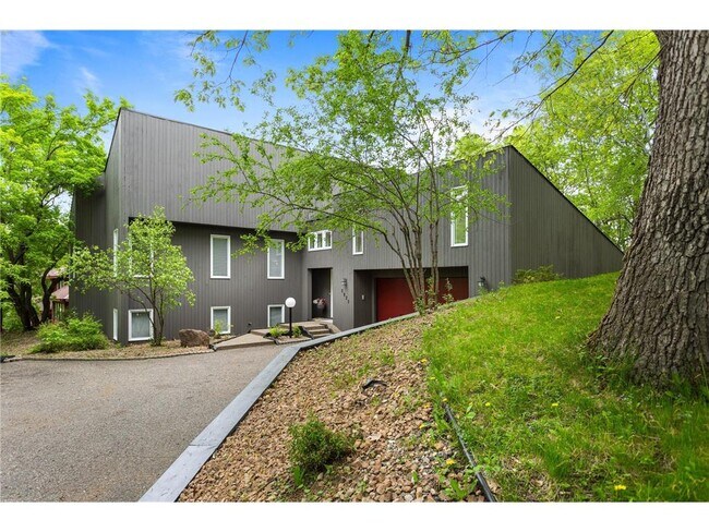 Building Photo - 2925 Minnehaha Curve