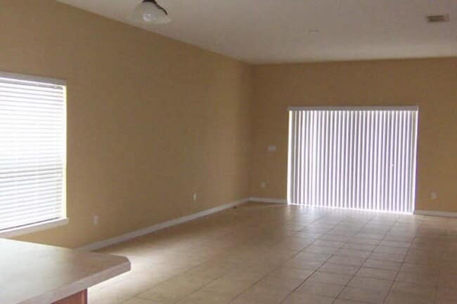 Building Photo - Spacious 4/2 in a Great Community!
