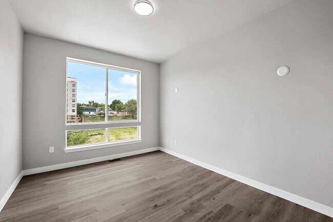 Building Photo - New 2 bed 2.5 bath Townhouse at Overlook Station