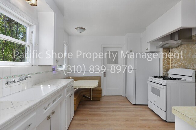 Building Photo - 533 N Windsor Blvd