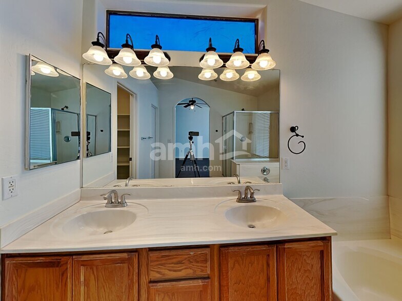 Building Photo - 717 W Beth Dr